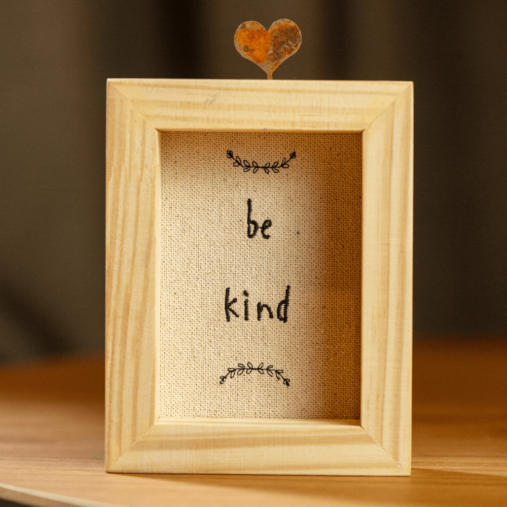 Quadro--Be-kind--vitrine