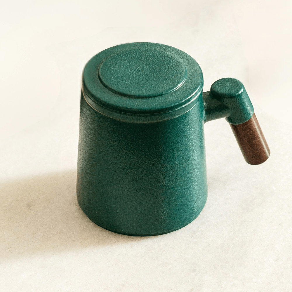 caneca-de-ceramica-verde-com-alca-de-madeira