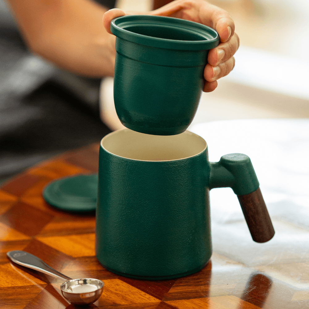 caneca-de-ceramica-verde-com-alca-de-madeira-1