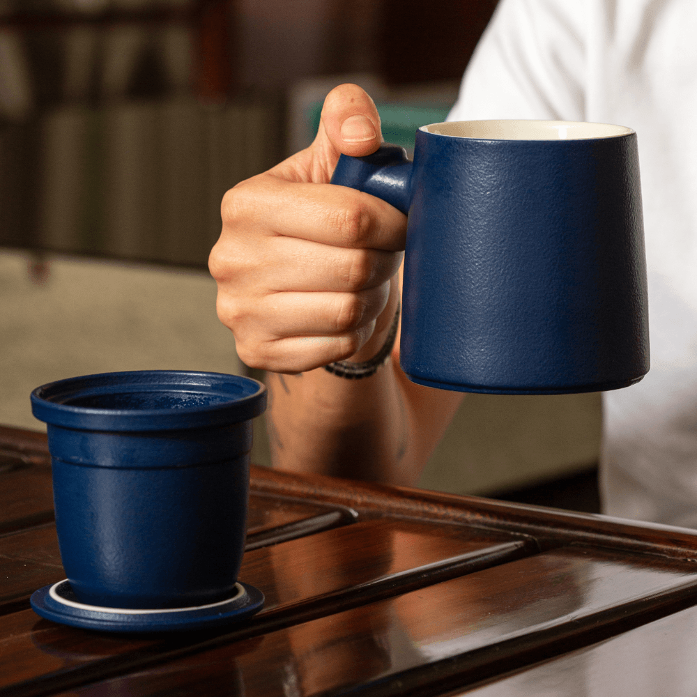 caneca-de-ceramica-azul-com-alca-de-madeira