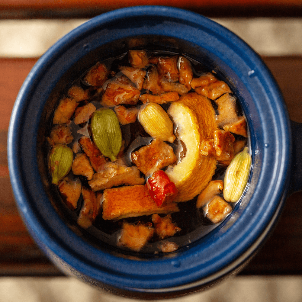 caneca-de-ceramica-azul-com-alca-de-madeira-1