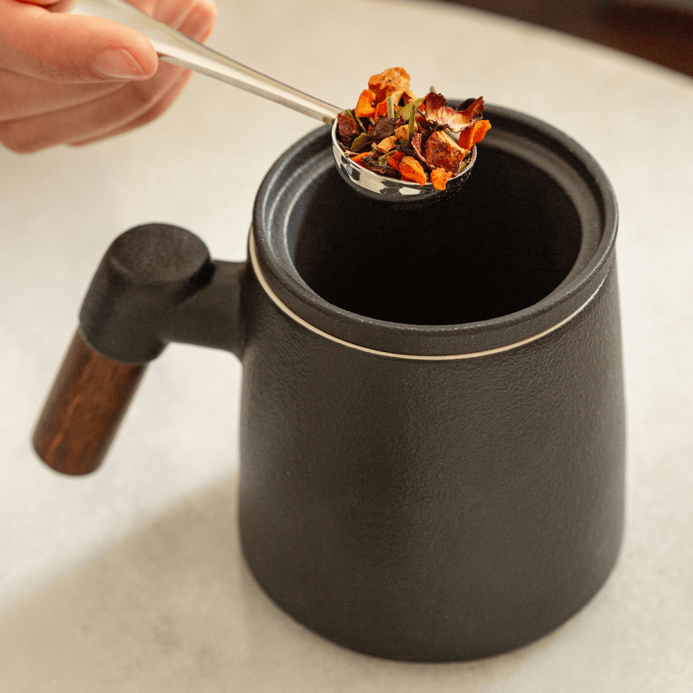 caneca-de-ceramica-preto-com-alca-de-madeira