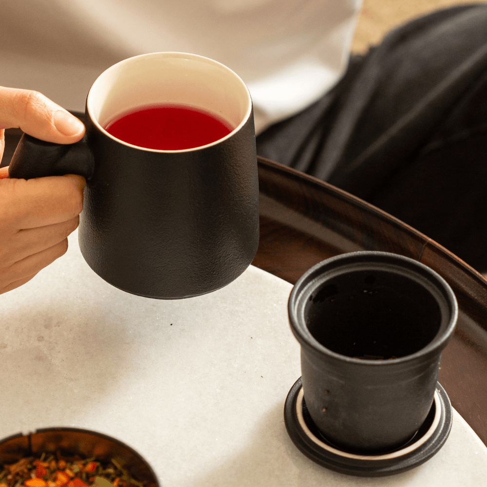 caneca-de-ceramica-preto-com-alca-de-madeira-1