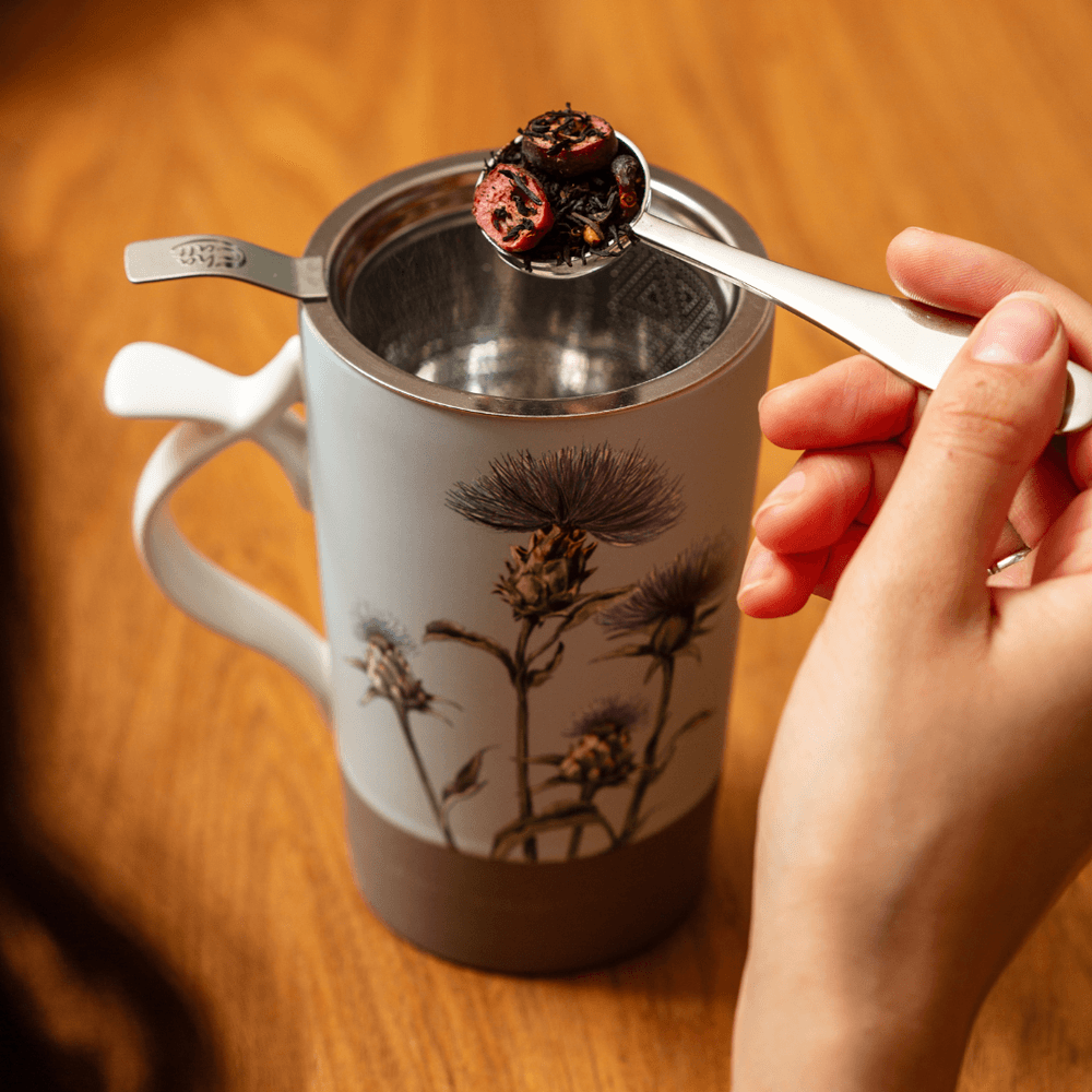 Caneca-de-Procelana-com-Infusor-Cardo-Azul-2--1-