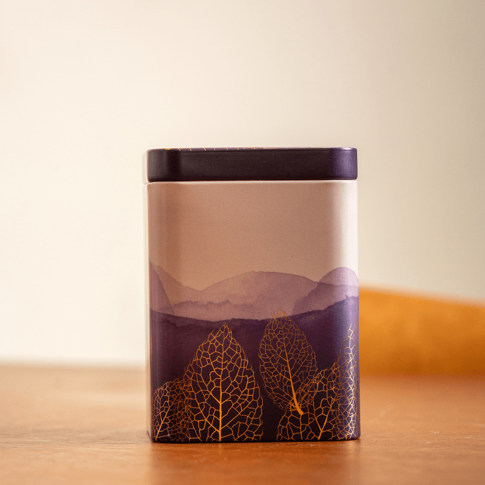 Lata-Folhas-Douradas-Roxa-vitrine